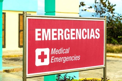 Cartel indicador del departamento de emergencias a la entrada de un hospital.