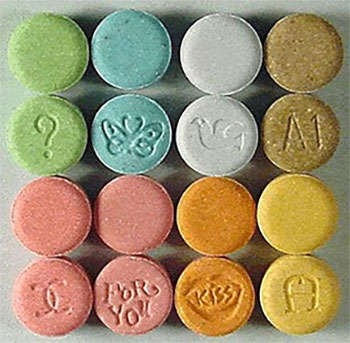 Pastilhas de MDMA em várias cores.