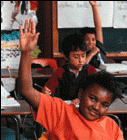 Foto de estudiantes levantando sus manos
